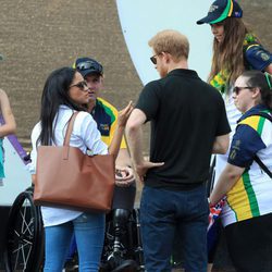 El Príncipe Harry y Meghan Markle hablando con unos espectadores de los Invictus Games de Toronto