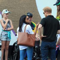 El Príncipe Harry y Meghan Markle hablando con unos espectadores de los Invictus Games de Toronto