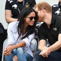 El Príncipe Harry susurra a Meghan Markle en los Invictus Games de Toronto