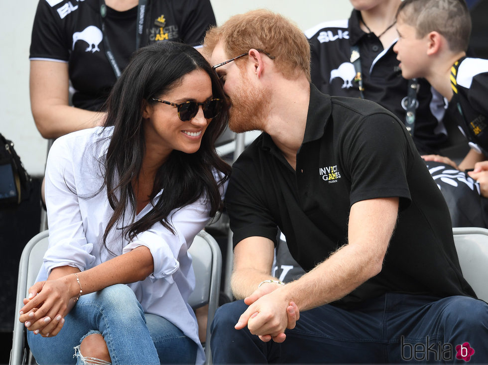 El Príncipe Harry susurra a Meghan Markle en los Invictus Games de Toronto