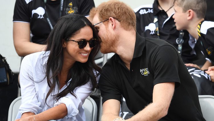 El Príncipe Harry susurra a Meghan Markle en los Invictus Games de Toronto