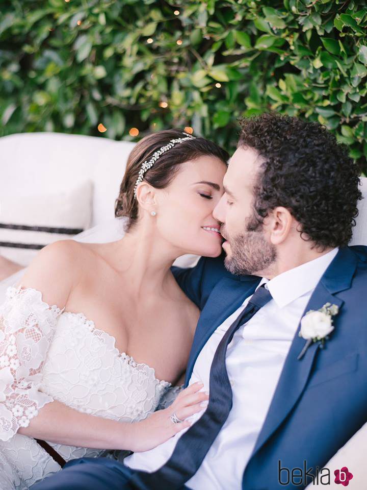 Idina Menzel en su boda con Aaron Lohr