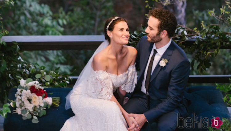 Idina Menzel en su boda con el actor Aaron Lohr