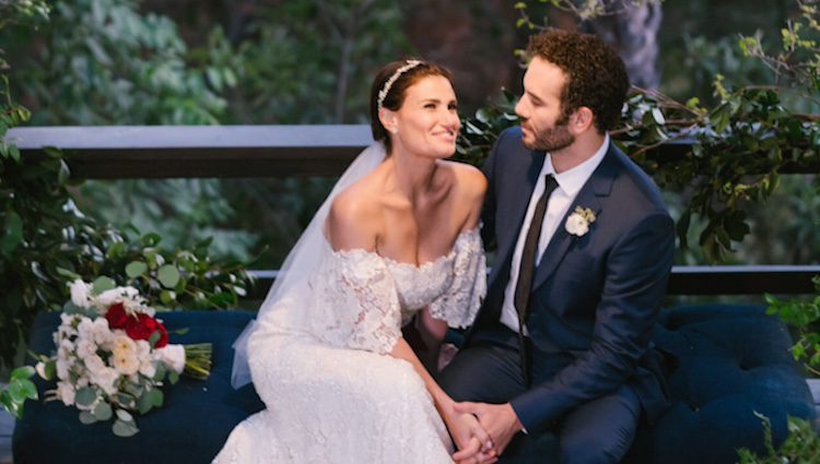 Idina Menzel en su boda con el actor Aaron Lohr