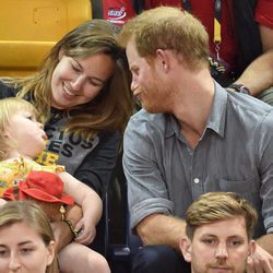 El Príncipe Harry jugando con una niña en los Invictus Games de Toronto