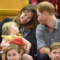 El Príncipe Harry jugando con una niña en los Invictus Games de Toronto