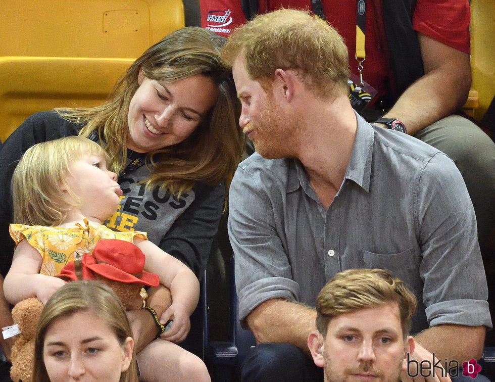 El Príncipe Harry jugando con una niña en los Invictus Games de Toronto