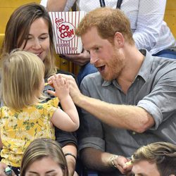 El Príncipe Harry, muy cariñoso con una niña en los Invictus Games de Toronto