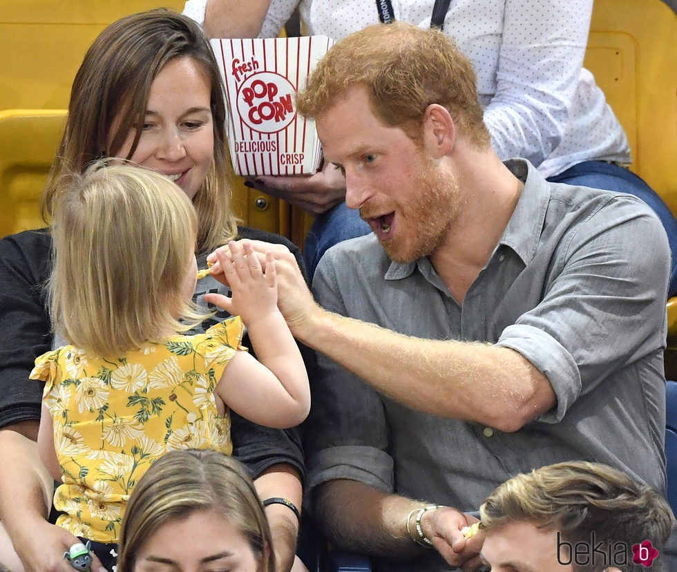 El Príncipe Harry, muy cariñoso con una niña en los Invictus Games de Toronto