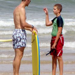 Iñaki Urdangarin y su hijo Juan Urdangarin en la playa de Bidart