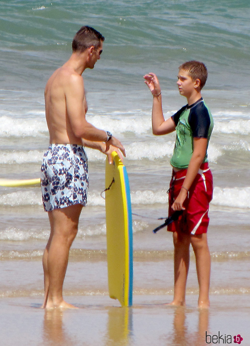 Iñaki Urdangarin y su hijo Juan Urdangarin en la playa de Bidart