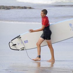 Juan Urdangarin haciendo surf en Bidart