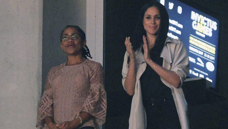 Meghan Markle con su madre Doria Ragland en la clausura de los Invictus Games de Toronto