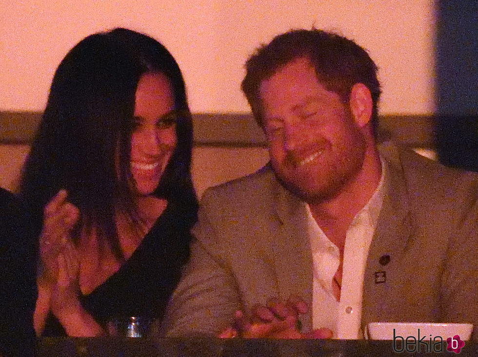 El Príncipe Harry y Meghan Markle, sonrientes y enamorados en la clausura de los Invictus Games