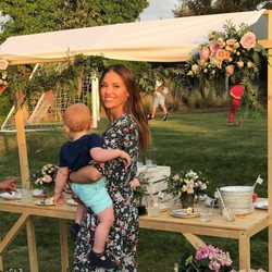 Helen Lindes y su hijo Alan en la fiesta de cumpleaños de Francesca Simeone