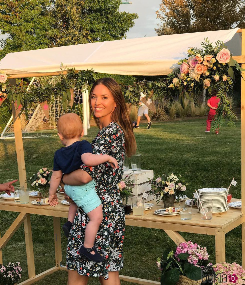 Helen Lindes y su hijo Alan en la fiesta de cumpleaños de Francesca Simeone