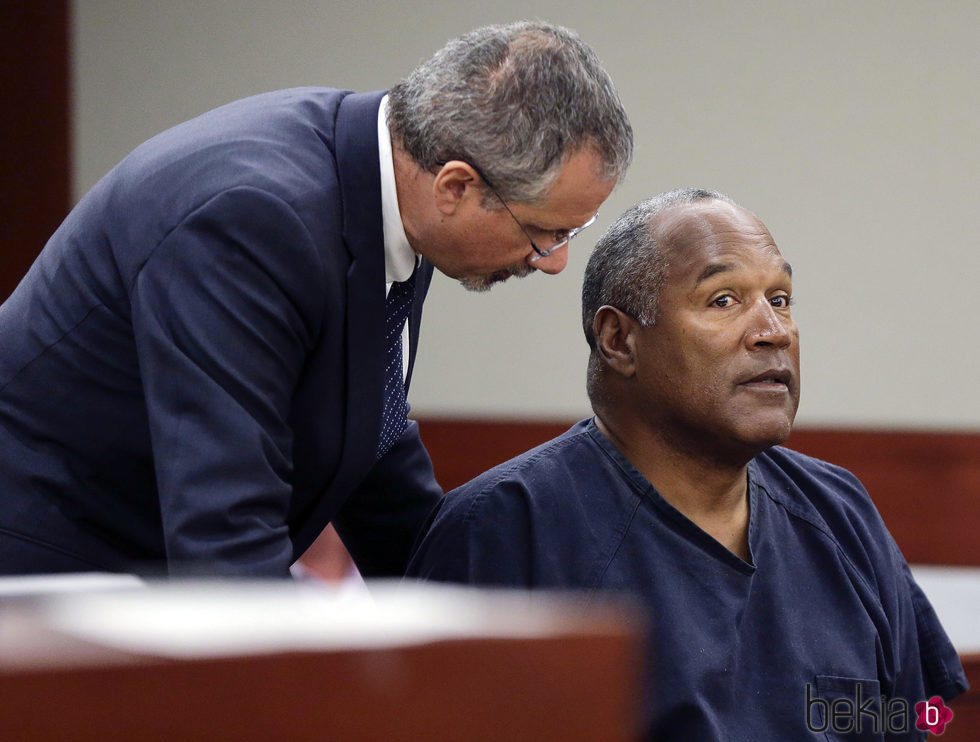 O.J. Simpson junto a su abogado Ozzie Fumo en el Tribunal del Centro de Justicia en Las Vegas