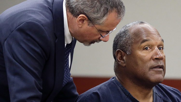 O.J. Simpson junto a su abogado Ozzie Fumo en el Tribunal del Centro de Justicia en Las Vegas