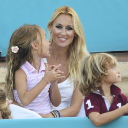 Carolina Cerezuela con sus tres hijos viendo jugar a su marido Carlos Moyá