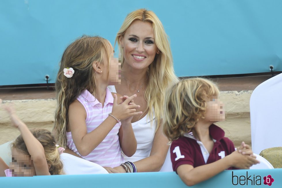 Carolina Cerezuela con sus tres hijos viendo jugar a su marido Carlos Moyá