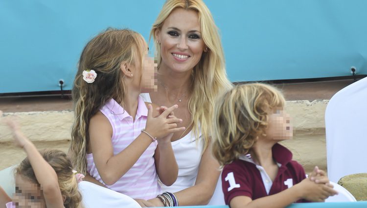 Carolina Cerezuela con sus tres hijos viendo jugar a su marido Carlos Moyá