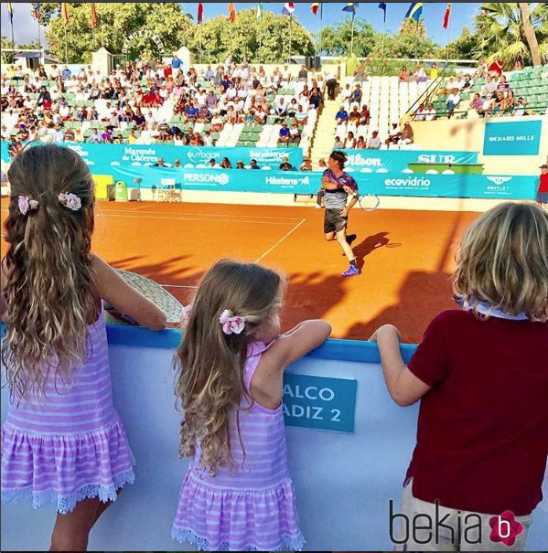 Los tres hijos de Carolina Cerezuela y Carlos Moyá viendo el tenis