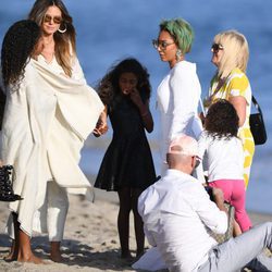 Mel B y Heidi Klum junto a sus respectivos hijos en una playa de Malibú