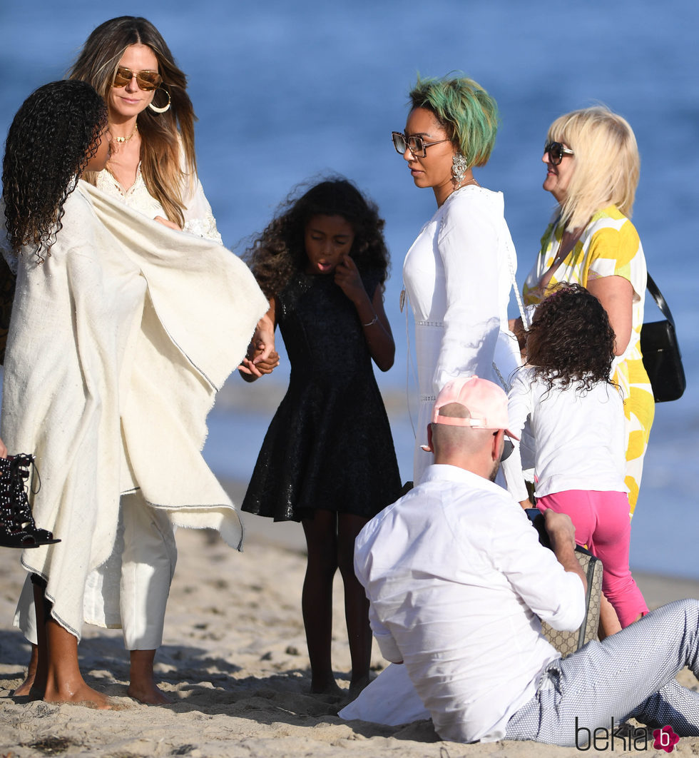 Mel B y Heidi Klum junto a sus respectivos hijos en una playa de Malibú