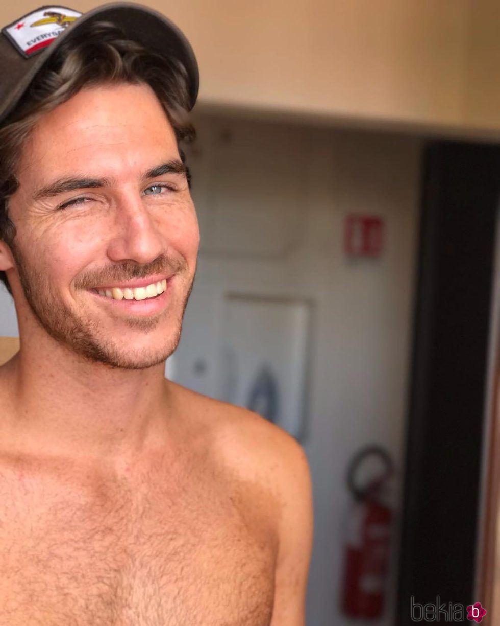 Beltrán Lozano muy sexy y sonriente