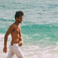 Beltrán Lozano con el torso desnudo en la playa