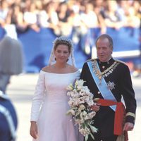 La Infanta Cristina llega a su boda con Iñaki Urdangarin del brazo de su padre