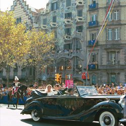 La Infanta Cristina e Iñaki Urdangarin reciben los aplausos de los barceloneses tras su boda