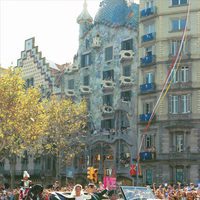 La Infanta Cristina e Iñaki Urdangarin reciben los aplausos de los barceloneses tras su boda