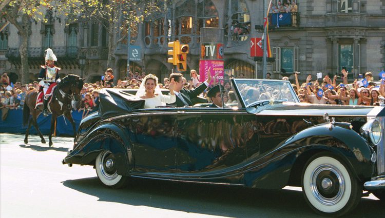 La Infanta Cristina e Iñaki Urdangarin reciben los aplausos de los barceloneses tras su boda