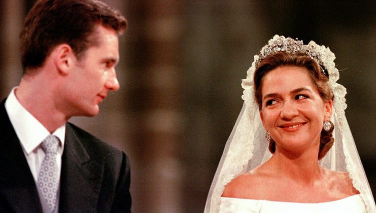 La Infanta Cristina e Iñaki Urdangarin se dedican una tierna mirada en su boda