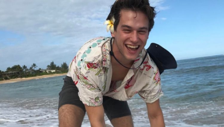 Brandon Flynn en la playa