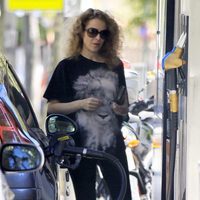 Silvia Abascal repostando en una gasolinera tras acudir al ginecólogo