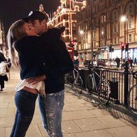 Álvaro Morata y Alice Campello dándose un abrazo por las calles de Londres