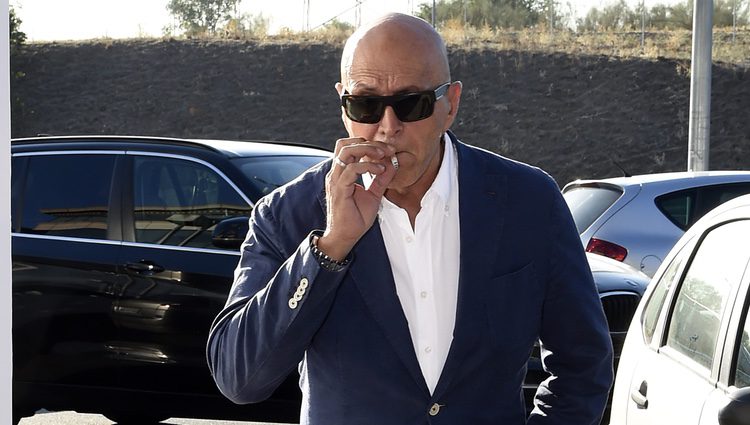 Kiko Matamoros fumando antes del juicio entre Diego Matamoros y Tanit Grande por su hija