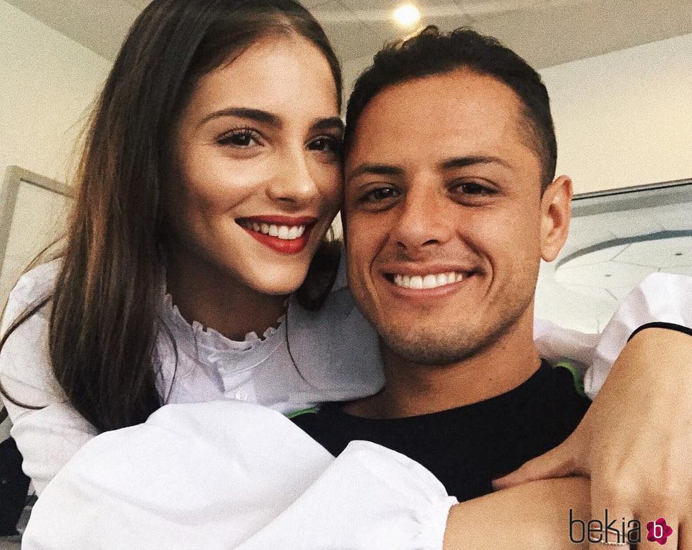 Andrea Duro abrazando a Chicharito en un selfie de pareja