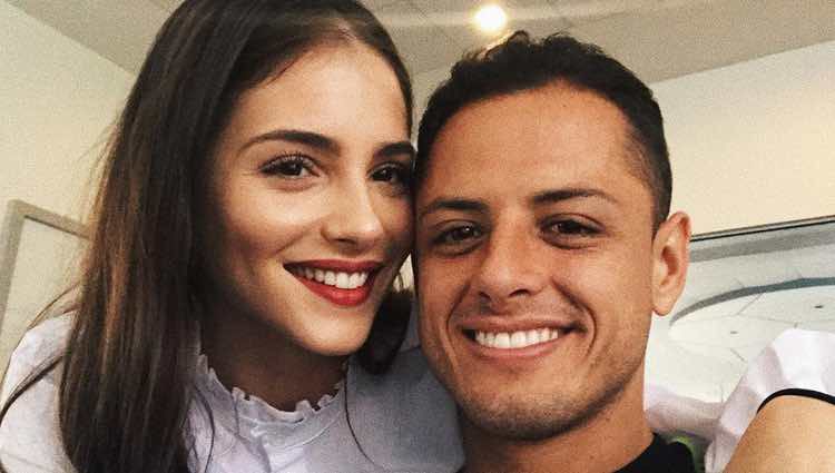 Andrea Duro abrazando a Chicharito en un selfie de pareja