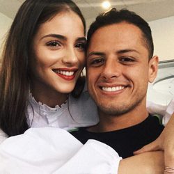 Andrea Duro abrazando a Chicharito en un selfie de pareja