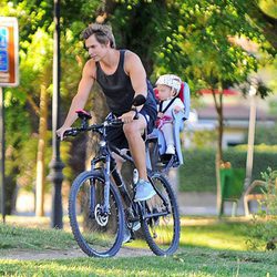 Carlos Baute paseando con su hijo Markuss en bicicleta