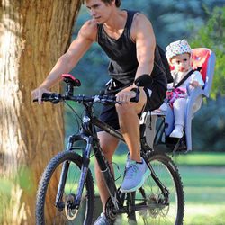 Carlos Baute de paseo con Markuss en bicicleta