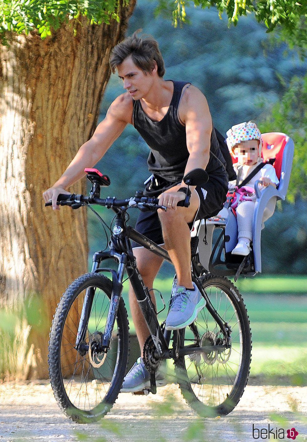 Carlos Baute de paseo con Markuss en bicicleta