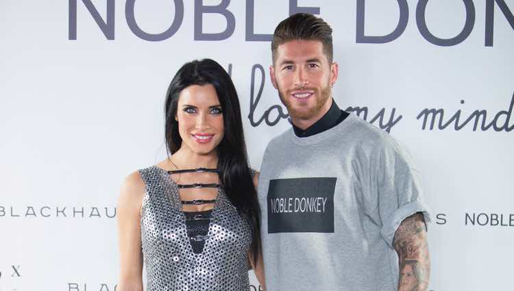 Pilar Rubio luciendo una incipiente barriguita con Sergio Ramos en un acto publicitario