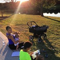 Goergina Rodríguez al aire libre con Cristiano Ronaldo Junior, Eva y Mateo