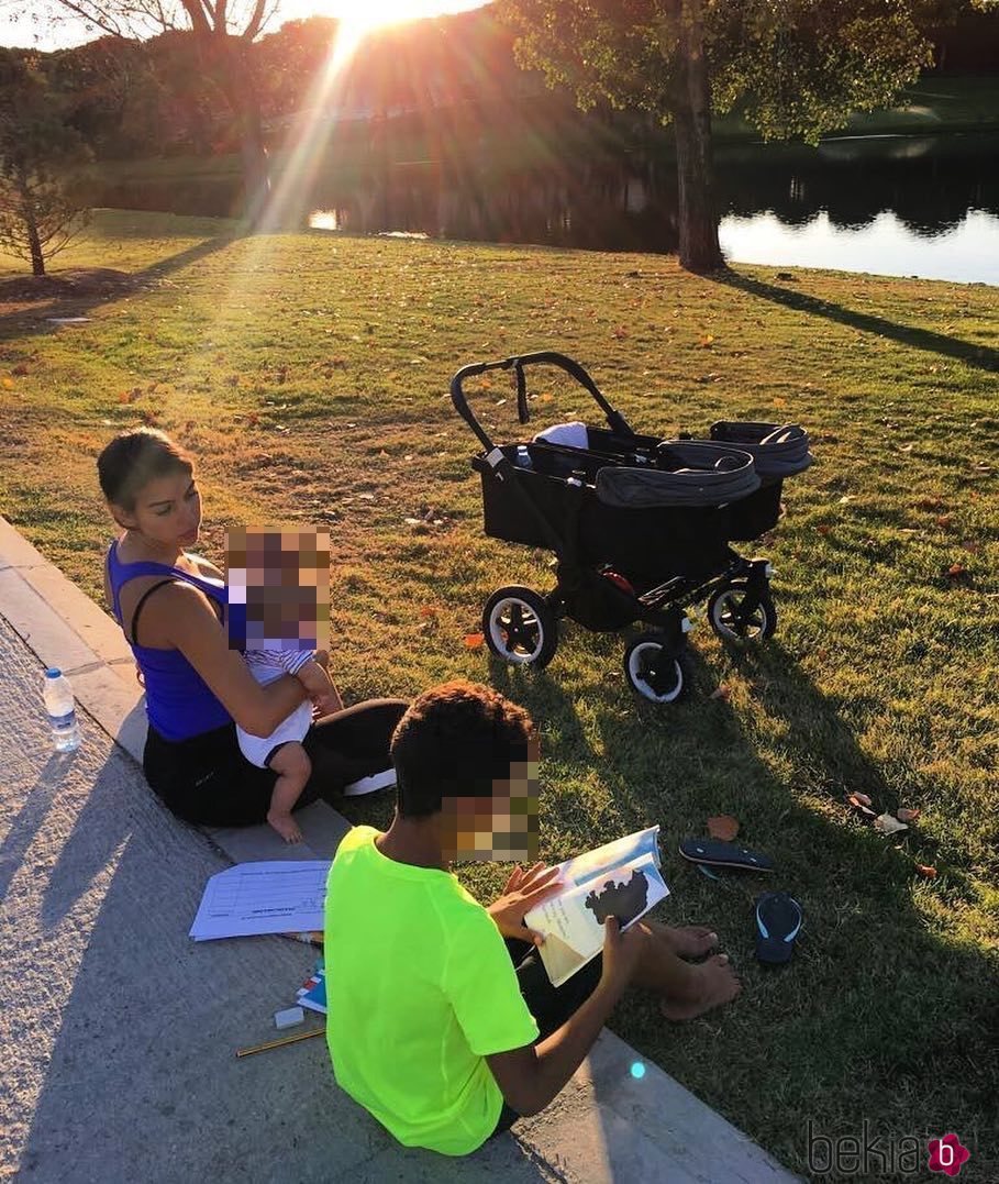 Goergina Rodríguez al aire libre con Cristiano Ronaldo Junior, Eva y Mateo