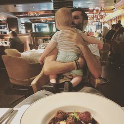 Rudy Fernández disfrutando en un restaurante con su hijo Alan