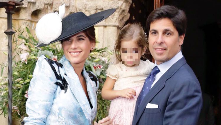 Lourdes Montes, Fran Rivera y su hija en la boda de Sibi Montes